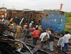 Hindistan'da 2 Tren Çarpıştı: 15 Ölü