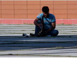 Valilik Önünde Çenesine Tüfek Dayadı