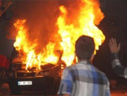 HÜDA PAR Önündeki Araçlar Ateşe Verildi