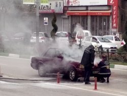 Seyir halindeki araç alev alev yandı