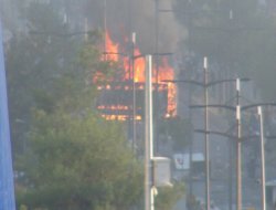 Batman'da HDP/PKK'lılar AVM ve bankamatikleri ateşe verdiler