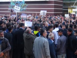 PKK/DBP yandaşları Tatvan'da esnafın işyerlerini taşladı