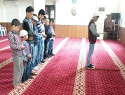 Küçüklerin namaz sevinci