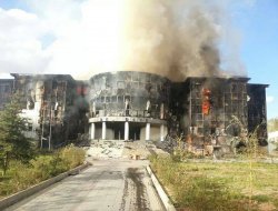 PKK'lı çeteler Patnos Belediye binasını ateşe verdi