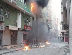 Kızıltepe HÜDA PAR ilçe binası yakıldı