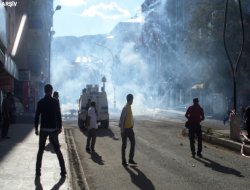 PKK'liler Diyarbakır girişlerinde araçları durduruyor