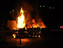 Tarsus'ta araç yakan PKK'lılara vatandaşlar tepki gösterdi