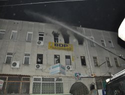 Tarsus'ta BDP binası ateşe verildi