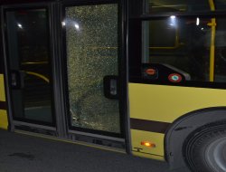 Bursa'da içinde yolcu olan otobüs taşlandı