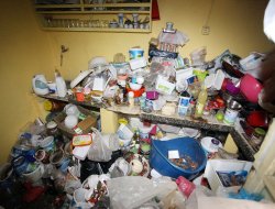 Çöp ev çöplerden temizlendi