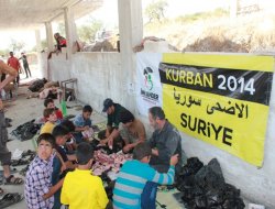 Savaş bölgelerinde kurban dağıttılar