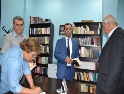 Kütüphanede Kürtçe kitaplarda yerini buldu