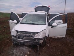 Çınar'da otomobil şarampole yuvarlandı