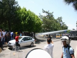 Polislerden memurlara biber gazlı müdahele