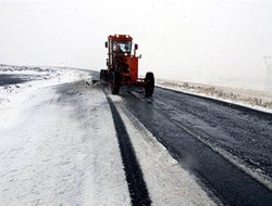 Bahçesaray'da kar yağışı yol kapattı