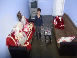 Kanalizasyon suyu ile dolan eve belediye duyarsız