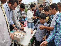 Gençlik merkezinden cami cemaatine çikolata ikramı