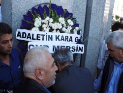 17 Aralık kararına siyah çelenkli protesto