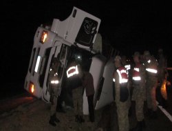 Siverek'te hurda yüklü TIR devrildi: 1 yaralı