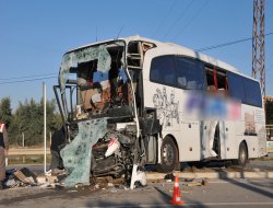 Tarsus'ta yolcu otobüsü kaza yaptı 2 ölü 15 yaralı