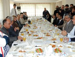 Dicle Üniversitesi yönetimi gazetecilerle buluştu