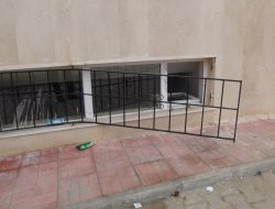 Kimliği belirsiz kişiler okulu kırıp döktü