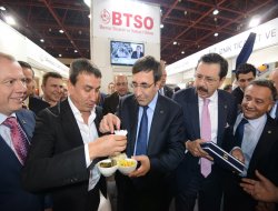 Bakan Yılmaz, BTSO standını gezdi