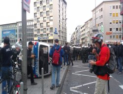 Almanya'da Holiganlar Müslümanlara Saldırdı