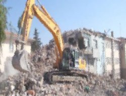 Ergani Belediyesi tarihi yoğurt meydanındaki çarşıyı yıktı