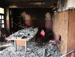 Bir eğitim yuvası daha ateşe verildi