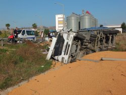 Virajı alamayan TIR şarampole yuvarlandı