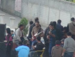 Peşmergeler savaşta HDP' liler halayda