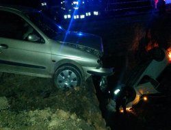 Çınar'da yola açılan çukur kazaya neden oldu: 8 yaralı