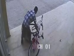 Balkondan eve giren hırsızlar güvenlik kamerasında