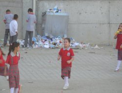 Öğrenciler çöp içinde eğitim görüyorlar