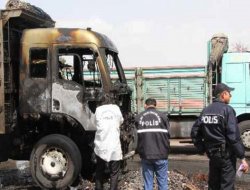 Park halindeki araç kundaklandı