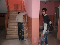 Veliler okulda tadilat çalışması yapıyor