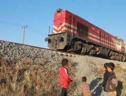 Mahalle ortasından geçen tren yolu tehlike saçıyor