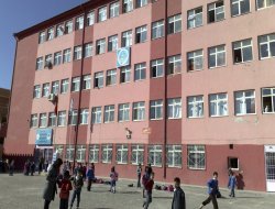 Cizre'de İmam Hatip öğrencileri okul istiyor