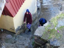 Okula gitmek için lağım suyundan geçiyorlar