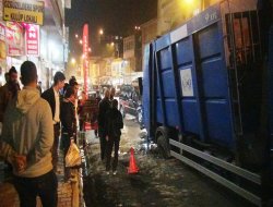 Bu kez kanalizasyona belediyenin çöp aracı düştü