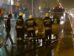 Seyir halindeki otomobil alev aldı