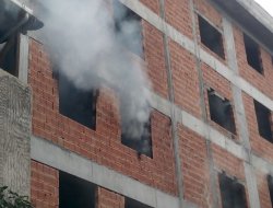 İnşaat halindeki binada yangın çıktı