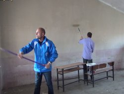 Öğretmenler günü hediyesi olarak köy okulunu boyadılar