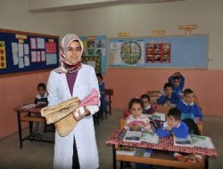 Öğretmene tandır ekmeği ve yumurta hediye ettiler