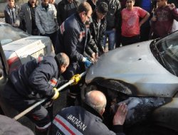 Batman'da park halindeki araç alev aldı