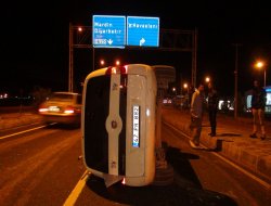 Kızıltepe'de kaldırıma çarpan araç yola savruldu