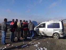 Çınar'da lastiği patlayan araç taklalar attı
