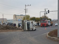 Odun yüklü kamyon devrildi