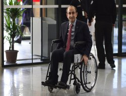 Belediye başkanı tekerlekli sandalyede